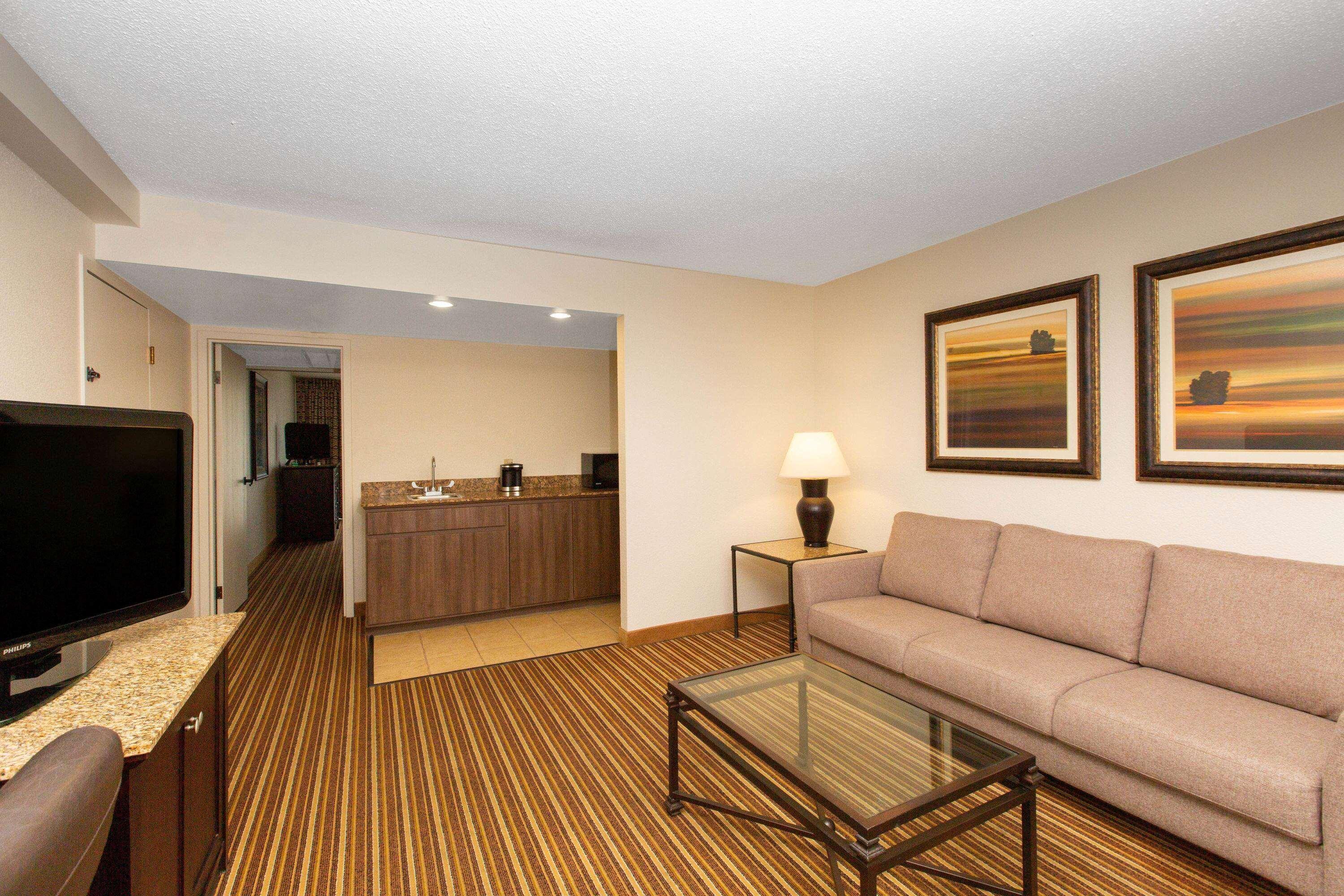 Aksarben Suites Trademark Collection By Wyndham Omaha Esterno foto