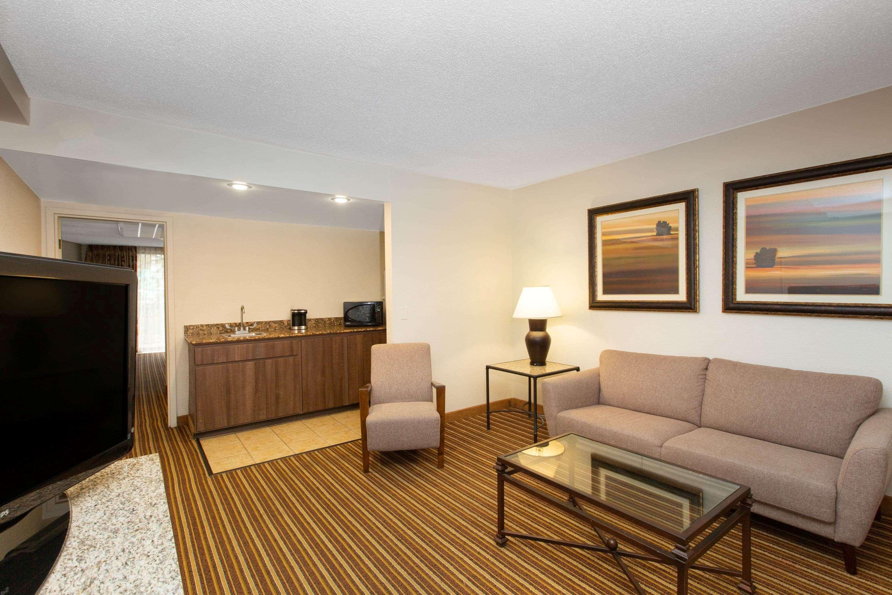 Aksarben Suites Trademark Collection By Wyndham Omaha Esterno foto